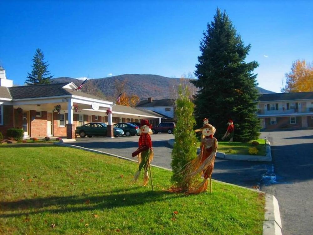 Howard Johnson By Wyndham Williamstown Exterior photo