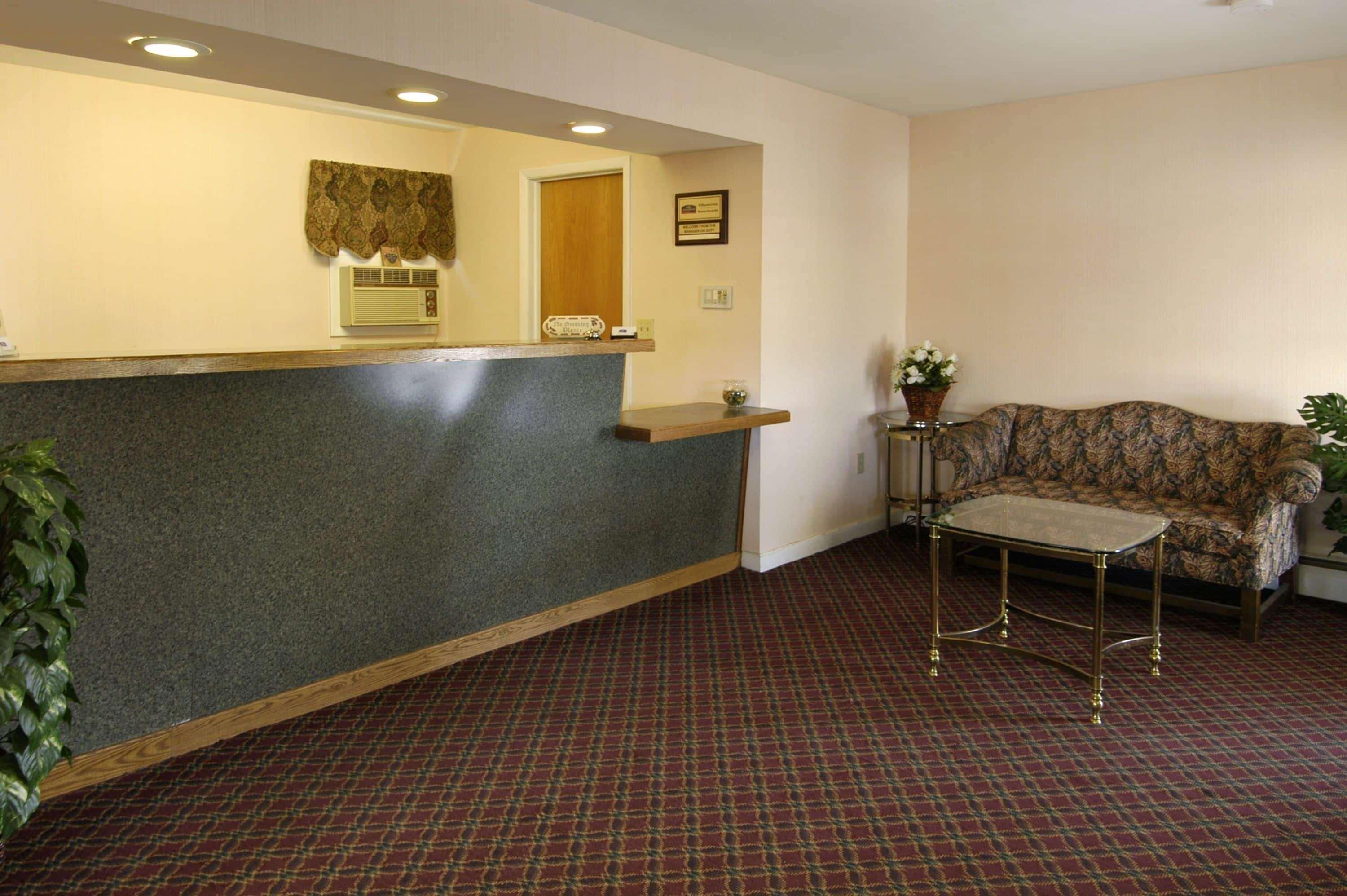 Howard Johnson By Wyndham Williamstown Exterior photo
