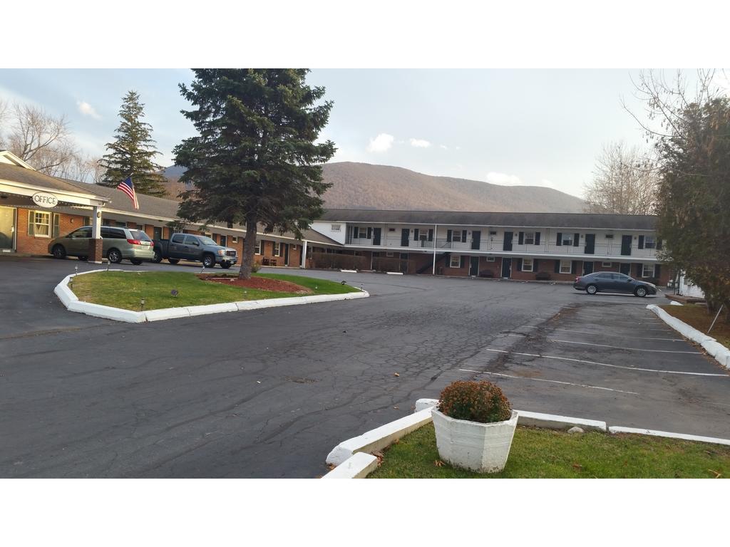 Howard Johnson By Wyndham Williamstown Exterior photo