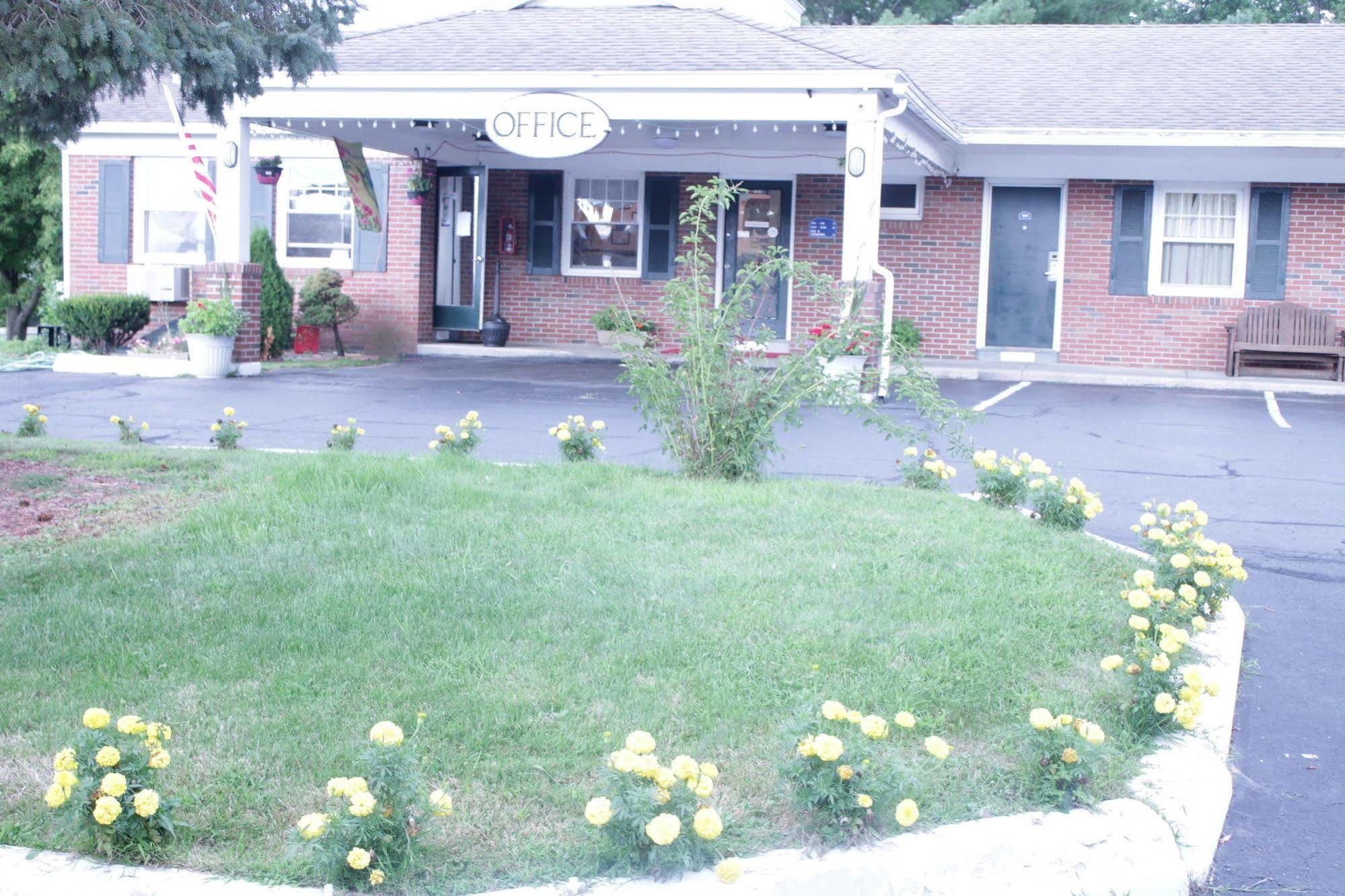 Howard Johnson By Wyndham Williamstown Exterior photo
